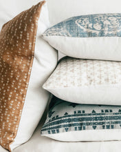 Load image into Gallery viewer, Clover Print Throw Pillow - PARK STORY