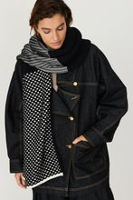 Load image into Gallery viewer, Belar GOTS Scarf in Black and Creme
