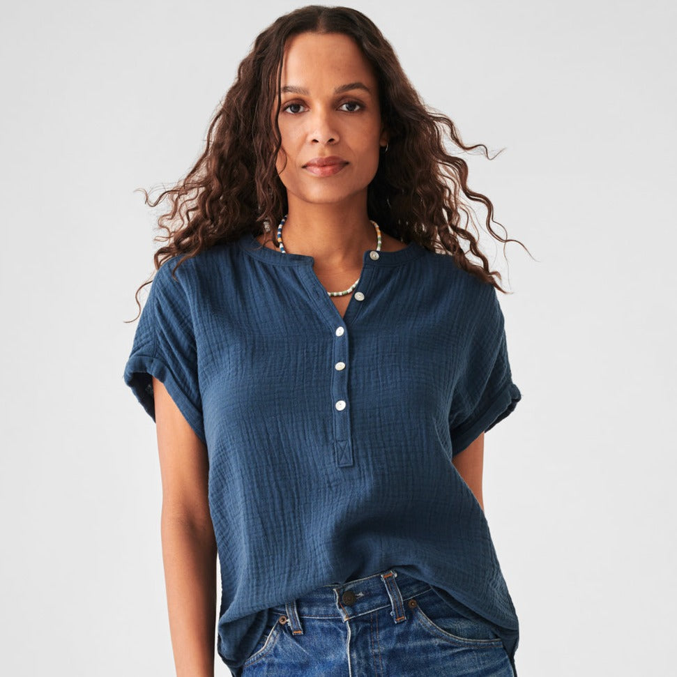 (取寄) ファリティ レディース ドリーム コットン ガーゼ デズモンド トップ Faherty women Dream Cotton Gauze Desmond Top Washed Black Dream Cotton Gauze Desmond Blouse - Washed Black | Faherty Brand